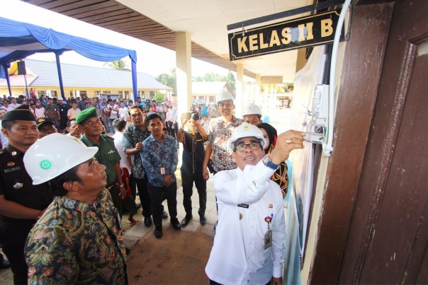 Bupati Kuansing bersama  General Manager PT PLN (Persero) Unit Induk Wilayah Riau dan Kepulauan Riau, M. Irwansyah Putra di Pangkalan Indarung Kuansing/nof
