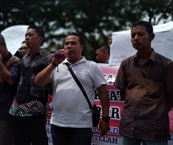 Ketua Koperasi KSB Wahidin, menyampaikan orasi saat menggelar aksi di Mapolda Riau.  Foto: hadi 