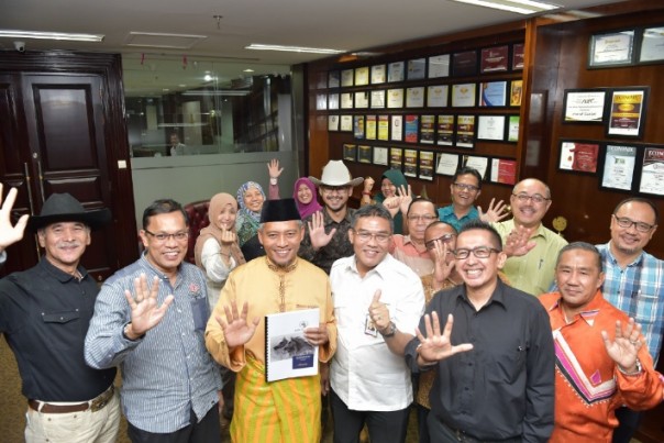 Foto bersama rombongan Kolej Profesional Baitulmal Kuala Lumpur dengan Wakil Walikota Pekanbaru, Ayat Cahyadi bersama Dirut Bank Riau Kepri DR. Irvandi Gustari