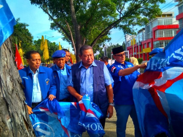 SBY melihat spanduk Demokrat yang dirusak oleh oknum yang tidak bertanggung jawab di Jalan Sudirman Pekanbaru