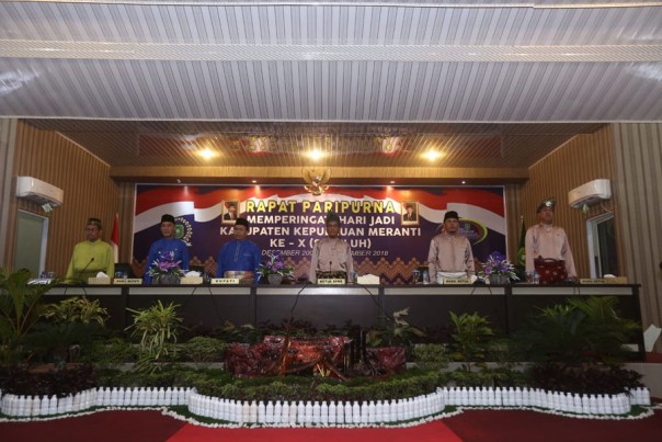 Bupati  Drs H Irwan MSi didampingi Wabup,  Drs H Said Hasym dan pimpinan Dewan saat rapat paripurna istimewa memperingati hari jadi Kabupaten Kepulauan Meranti yang ke-10/ADV