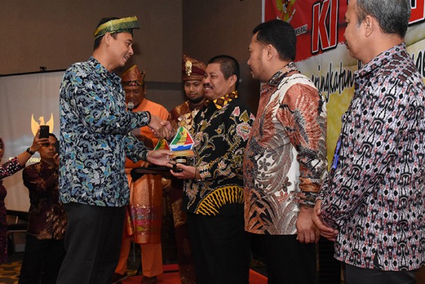 Bupati Bengkalis Amril Mukminin menerima penghargaan KI Riau Award