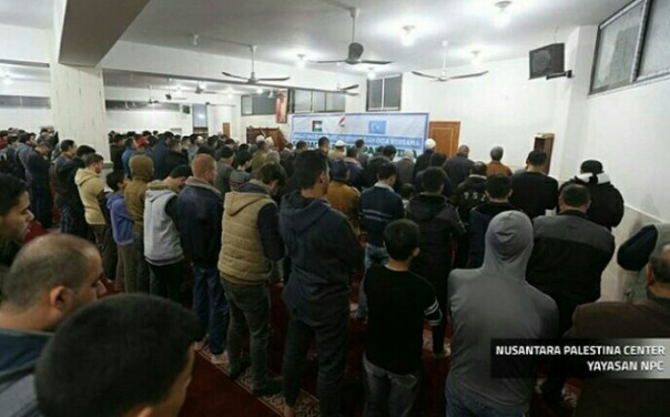 Warga Palestina shalat gaib untuk muslim Uighur 
