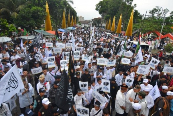 Aksi massa mengecam penindasan etnis muslim Uighur yang dilakukan masyarakat muslim Kota Bandung, Jawa Barat. Foto: int