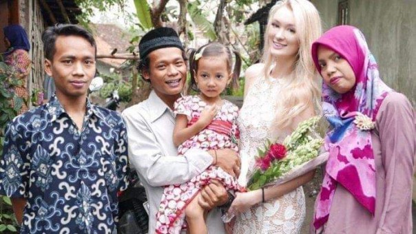 Pernikahan Nur Khamis dengan bule cantik asal Inggris yang beberapa waktu viral