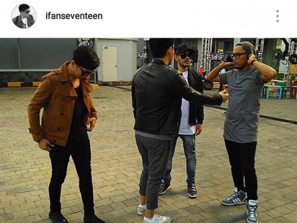 Ifan Seventeen mengunggah foto ketika dia bersama personel band lainnya