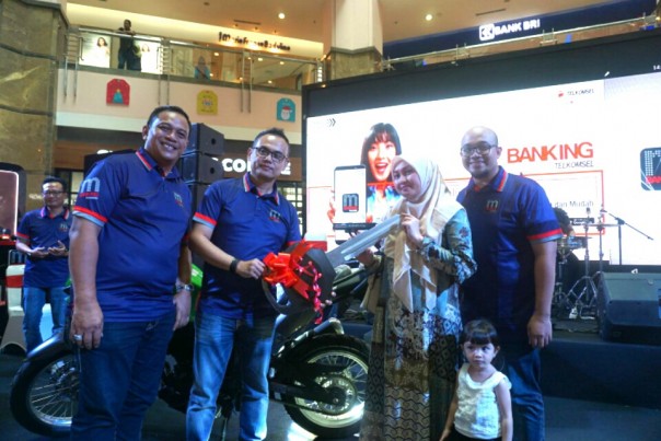 Penyerahan motor kepada pemenang Program Gebyar Merdeka SMS Banking di Mall SKA Pekanbaru/ist