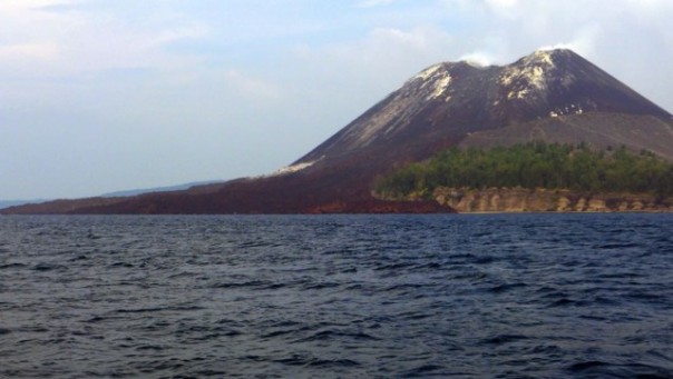 Aktivitas vulkanis Gunung Anak Krakatau terpantau masih tinggi. Hal ini yang diduga kuat menjadi penyebab munculnya tsunami di perairan Selat Sunda. Foto: int 