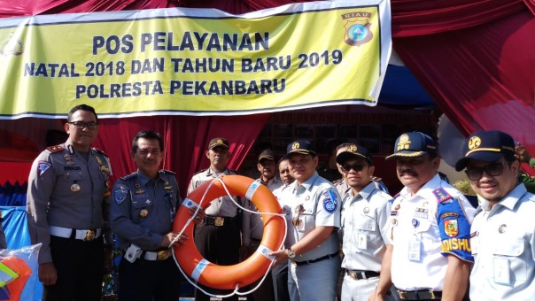 Kepala Cabang Jasa Raharja Riau, Herry Kesuma saat menyerahkan bantuan berupa sarana pencegahan kecelakaan
