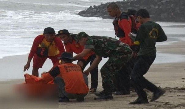 Personil Kopassus mengevakuasi korban tsunami