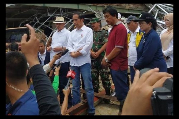 Jokowi meninju lokasi Tsunami di Selat Sunda Banten