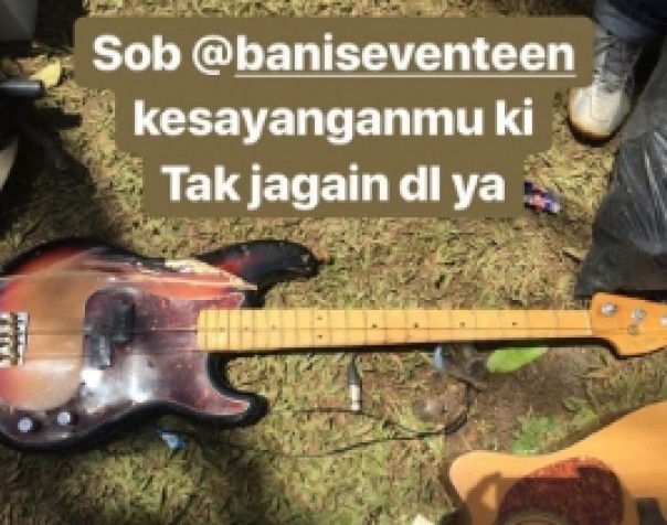 Ifan Seventeen ketika menemukan bass yang dipakai oleh Bani Seventeen