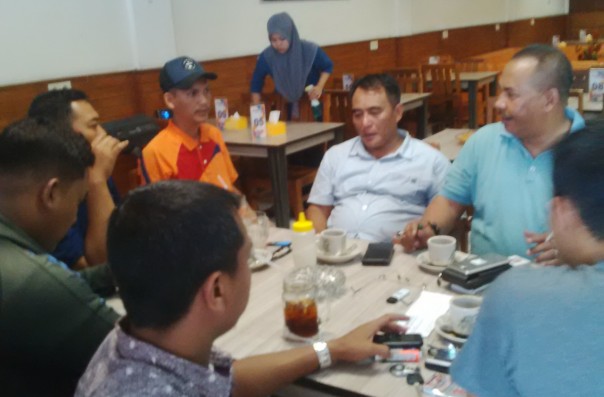 Masuri SH didampingi sejumlah pengurus PKMJ  saat memberikan keterangan/hari