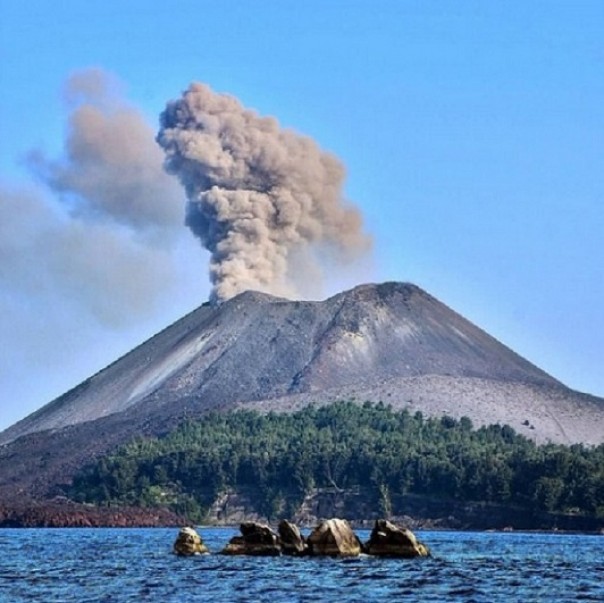 Kondisi Gunung Anak Krakatau di Selat Sunda saat ini.  Foto: int 