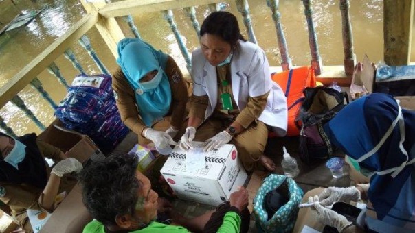 Posko kesehatan dari Dinas Kesehatan Pelalawan di daerah terkena banjir/int