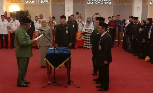Gubernur Riau, Wan Thamrin Hasyim saat melantik pejabat fungsional Pemprov Riau