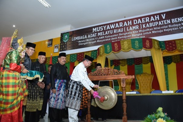  H Bustami HY secara resmi membuka musyawarah Daerah (Musda) V Lembaga Adat Melayu Riau (LAMR) di Kabupaten Bengkalis tahun 2018/hari