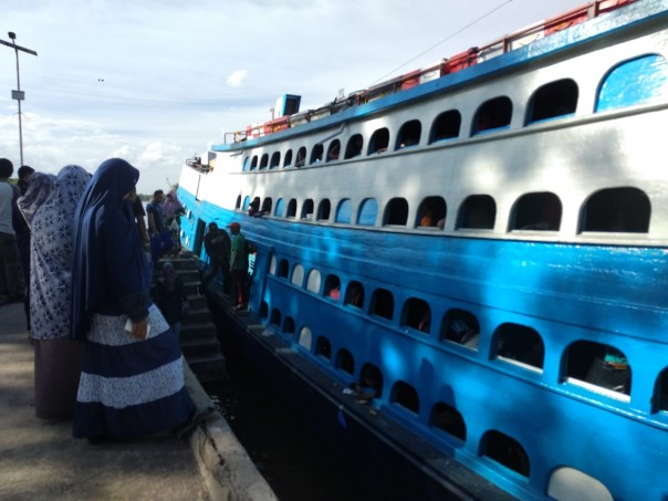 Beberapa penumpang terlihat memadati pelabuhan sungai duku pekanbaru.