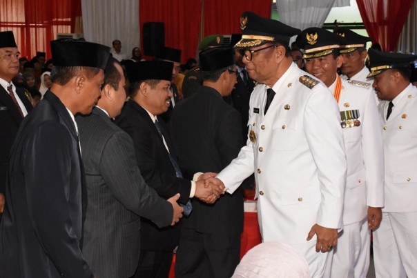 Alm Aziz Zaenal dilantik menjadi Bupati Kampar bersamaan dengan pelantikan H Firdaus sebagai walikota Pekanbaru, Senin, 20 Mei 2017. /hari