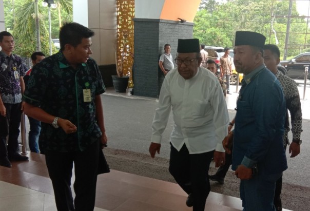 Gubernur Riau, Wan Thamrin Hasyim saat menjemput jenazah Bupati Kampar, Azis Zaenal
