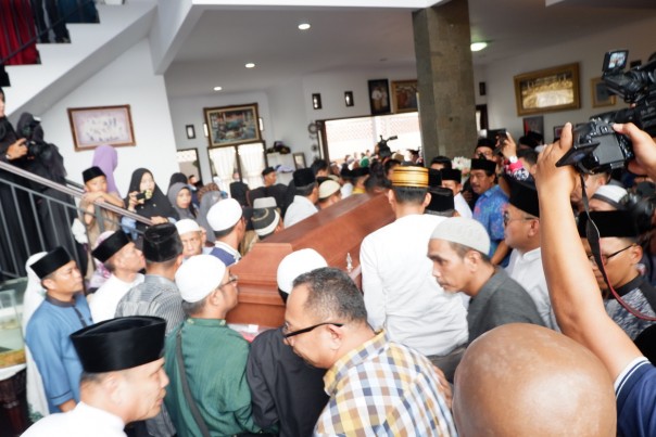 Peti Jenazah Bupati Kampar H. Azis Zaenal tiba dirumah duka Jl. Punai Sukajadi