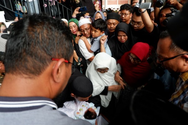 Kedatangan jenazah Azis Zaenal di rumah duka yang disambut isak tangis keluarga