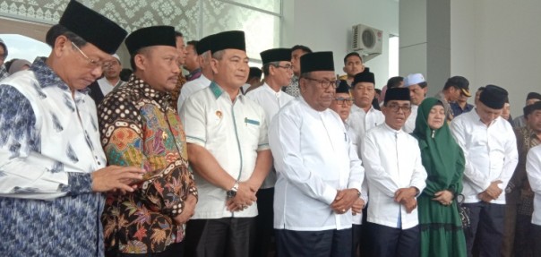 Gubernur Riau Wan Thamrin Hasyim saat menyambut jenazah Bupati Kampar, Azis Zaenal