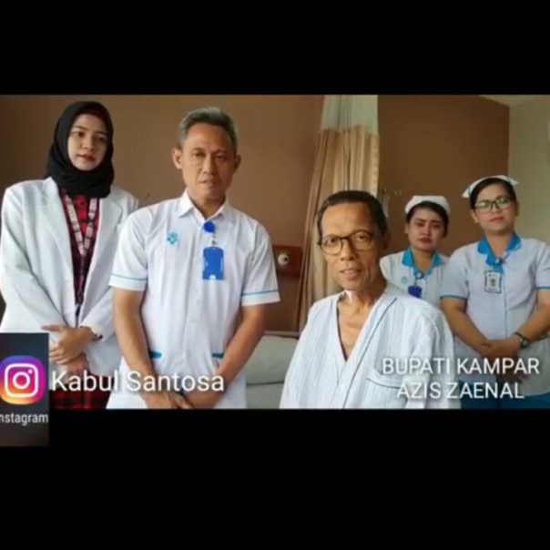 Bupati Kampar Azis Zaenal saat masih di rumah sakit