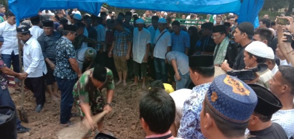 Suasana Pemakaman Bupati Azis Zaenal