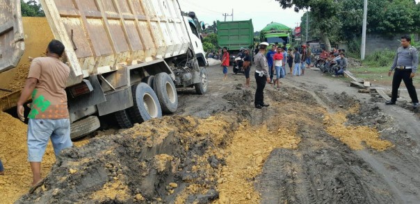 Kondisi jalan rusak di jalur Bangkinang-Petapahan