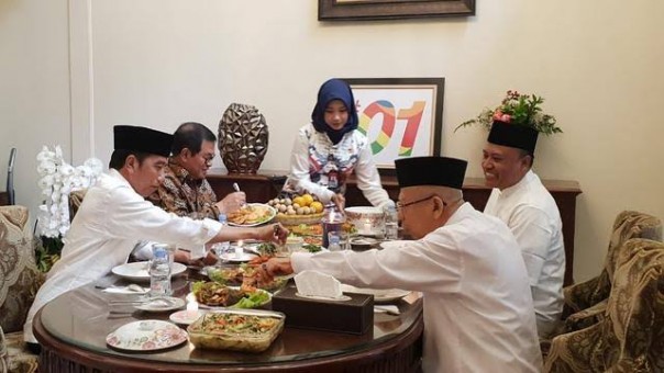 Jokowi dan Ma'ruf Amin saat makan siang bersama