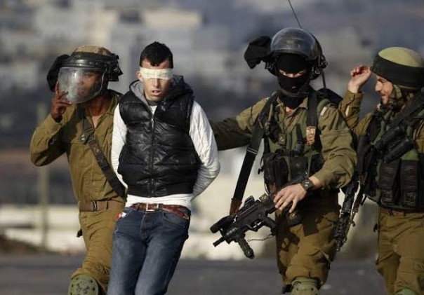 Ditutupi mata, Militer Israel tangkap pemuda Palestina