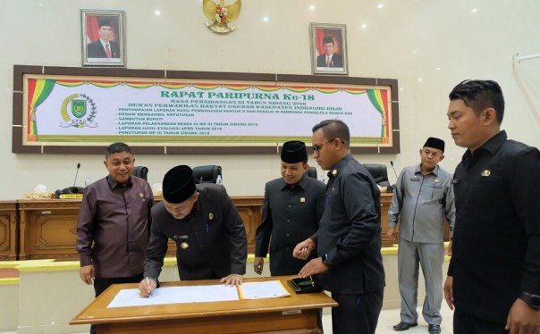 H Syamsuddin Uti saat menghadiri paripurna 2 Rancangan Peraturan Daerah Kabupaten Inhil. /rgo