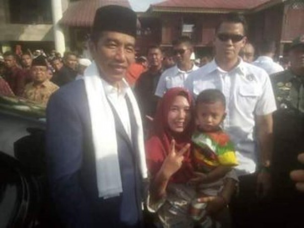 Warga salam dua jari ketika foto bareng Jokowi