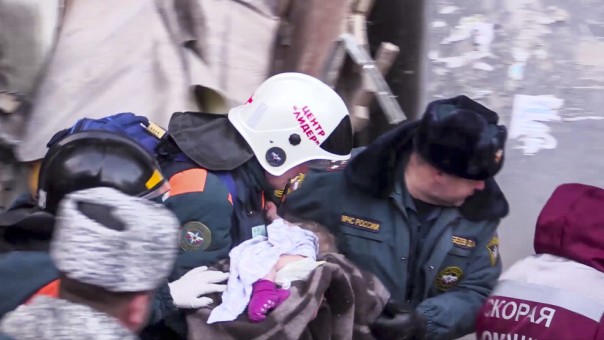 Bayi berhasil diselamatkan setelah tertimbun 36 jam/ foto: wjla.com