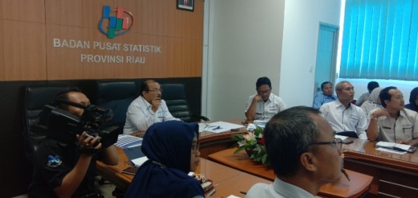 Kepala BPS Riau Aden Gultom saat memaparkan rilis akhir tahun 2018