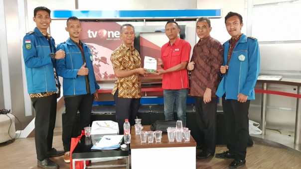 Rektor UIR serahkan bantuan untuk korban tsunami ke TV One
