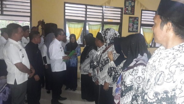 Bupati Kuansing Drs. H. Mursini, M.Si saat pertemuan dengan para guru di Kecamatan Pucuk Rantau/zar