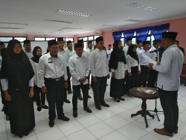 Ketua KPU Kabupaten Bengkalis, Defitri Akbar lantik 22 PPK baru untuk 11 kecamatan, Rabu (2/1/19)/hari