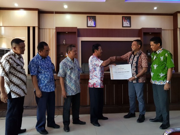 Kepala Dinas Lingkungan Hidup Pelalawan Samsul Anwar menyerahkan penghargaan kepada Direktur CD PT RAPP, Marzum/ist