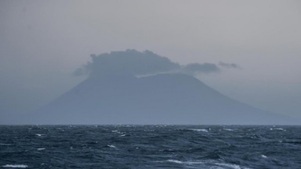 Penampakan Gunung Anak Krakatau yang terhalang kabut tipis di perairan Selat Sunda. Foto: int 