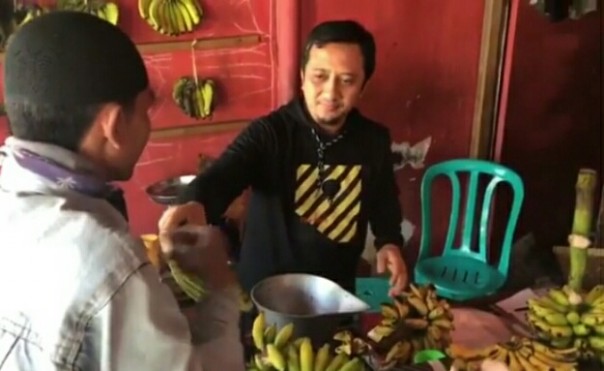 Ustaz Yusuf Mansur jualan pisang (foto/int) 