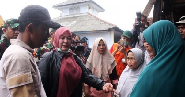 Bupati Pandeglang Irna Narulita mengunjungi masyarakat yang menjadi korban tsunami Selat Sunda. Foto: int 