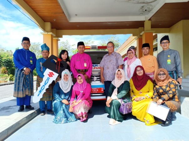 Puskesmas Kecamatan Sungai Apit, Kabupaten Siak menerima satu unit mobil ambulans
