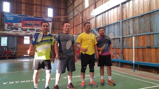 Pertandingan persahabatan di gedung badminton, jalan Hasan Taha, Kelurahan Teluk Pinang, Kecamatan GAS./rgo