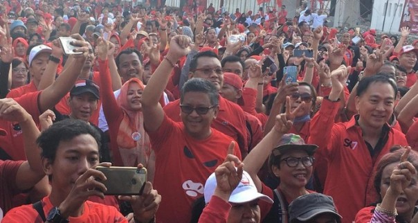 Perempuan berkaos merah berjoget sambil mengacungkan dua jari di hadapan Sekjen PDIP Hasto Kristiyanto. Foto: int 
