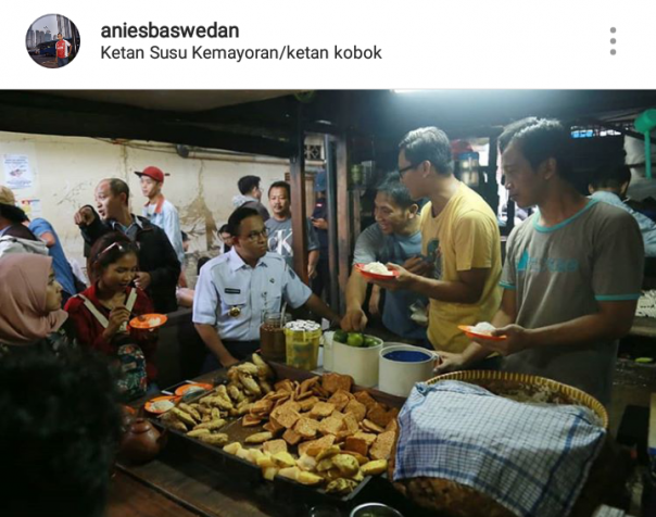 Gubernur DKI Jakarta, Anies Baswedan saat menikmati ketan susu di salah satu warung di Kemayoran