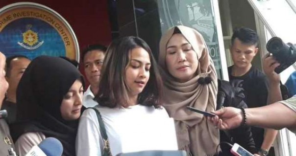 Vanessa Angel memberikan keterangan setelah menjalani pemeriksaan di Mapolda Jawa Timur. Foto: int 