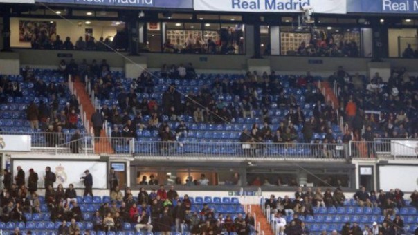 Tribun penonton di Stadion Santiago Bernabeu tampak kosong saat Madrid menjamu Real Sociedad. Dalam laga itu, tuan rumah kalah dengan skor 0-2. Foto: int 