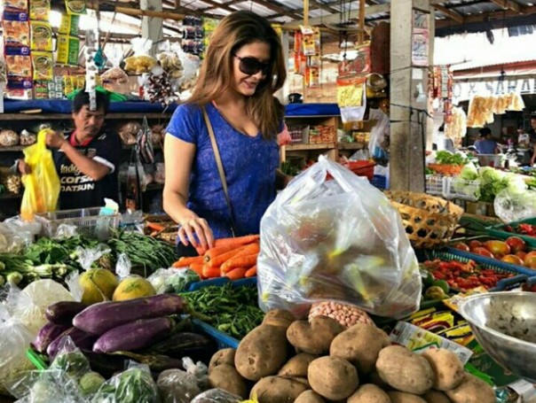 Tamara Bleszynski pergi ke pasar tradisional (foto/intg) 
